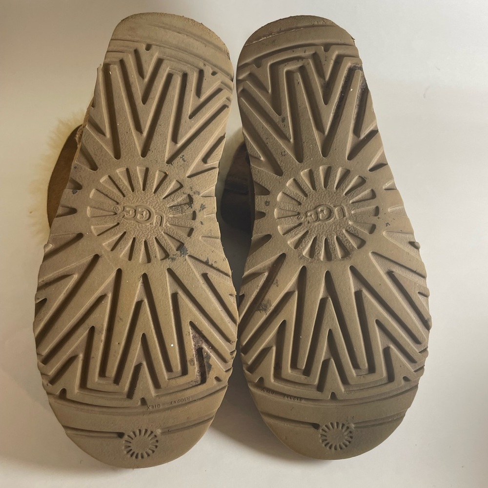 UGG Bow Boots Tan - Picture 5 of 5